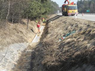 Podkládání odvodňovacích žlabů při rekonstrukci HOZ podél dálnice D1.