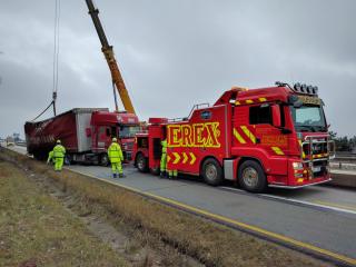 Nehoda nákladního automobilu na dálnici D1 142. km.