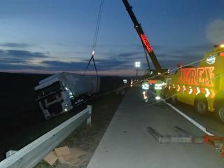 Vyprošťování havarovaného nákladního vozu na dálnici D1.