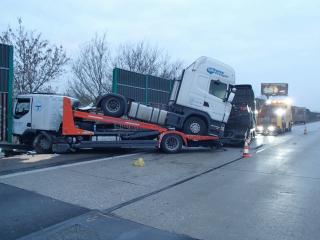 Odstraňování dopravní nehody přepravníku s přívěsem na dálnici D1 186. km.