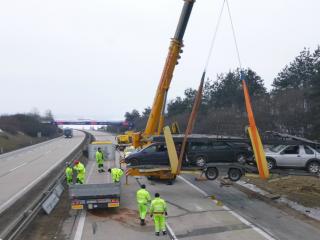 Odstraňování dopravní nehody přepravníku s přívěsem na dálnici D1 175. km.